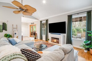 Smart TV, fireplace, ping pong, books - Asheville 5BR Retreat w/ Hot Tub, Game Room & Fire Pit. 15min from Downtown! (Asheville)