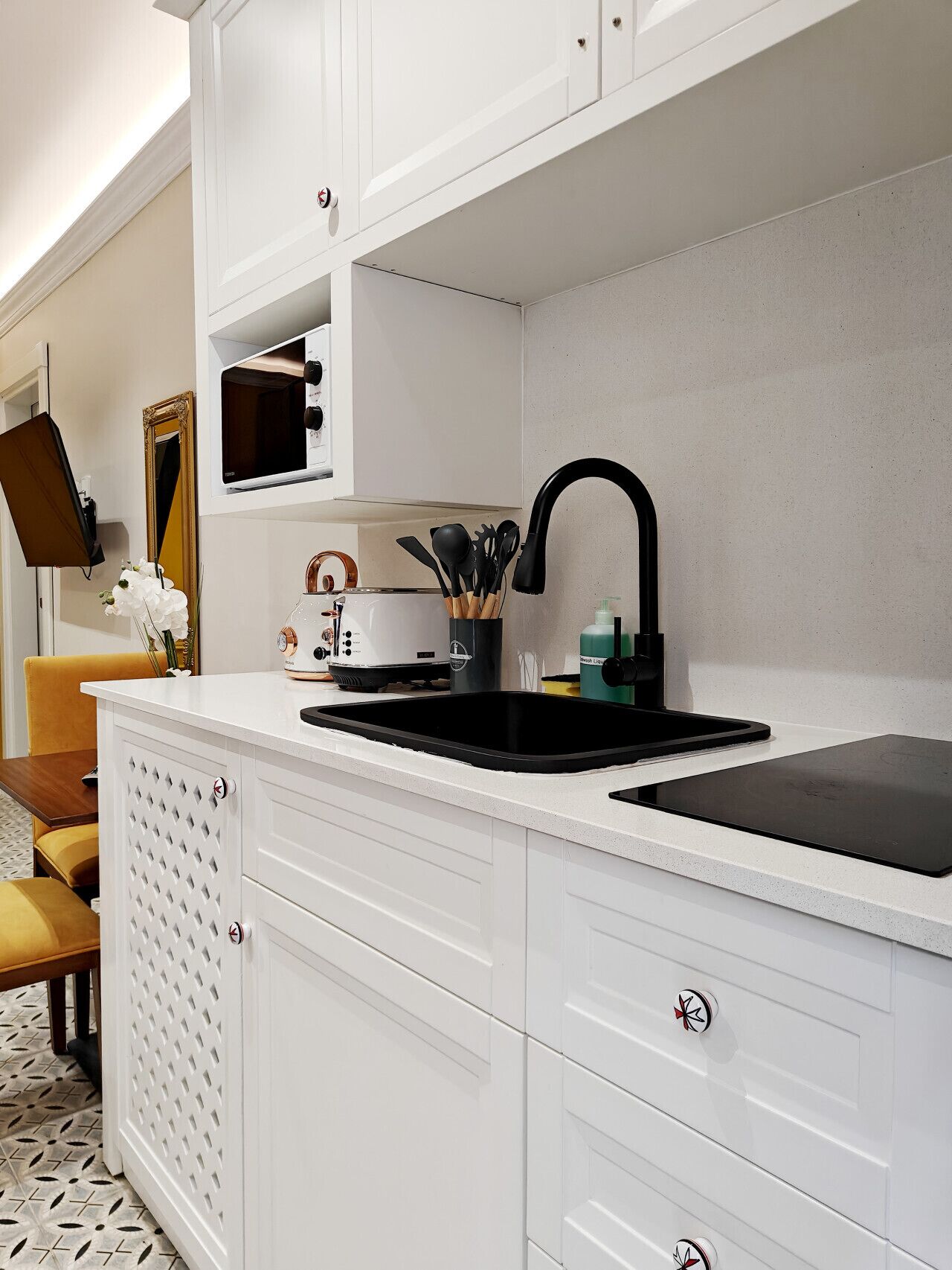 Refrigerador, microondas, parrilla de estufa y cafetera y tetera 