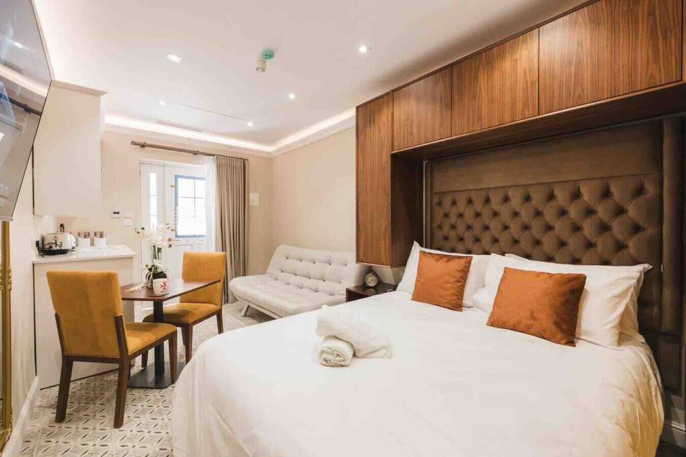 1 habitación, tabla de planchar con plancha, wifi gratis y ropa de cama 