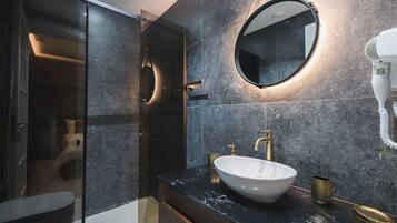 Secador de cabelo, toalhas de banho