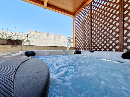 Outdoor spa tub. Zebbuga guest house Malta 2