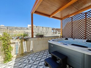 Outdoor spa tub - Zebbuga guest house Malta 8 (Ħaż-Żebbuġ)