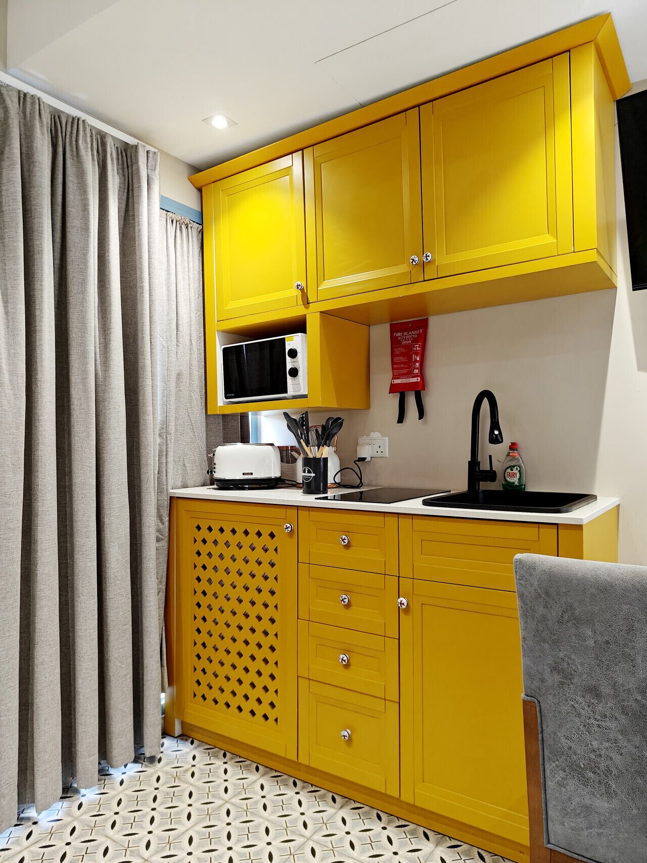 Fridge, microwave, stovetop, coffee/tea maker