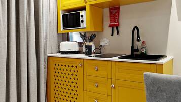 Fridge, microwave, stovetop, coffee/tea maker