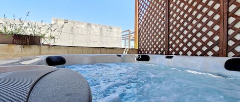 Bañera de hidromasaje al aire libre