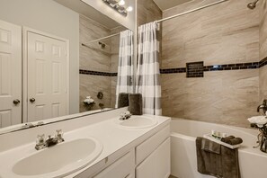 SĂšche-cheveux, serviettes fournies, savon, papier toilette