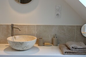 Dusche, Haartrockner, Handtücher, Seife