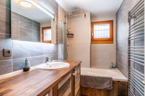 Regadera y secadora de cabello 