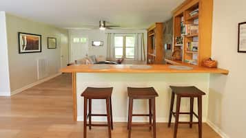 TV connectée, cheminée, livres