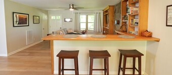 The Sheepfold: Remodeled cottage and 6 stall horse barn on working farm!