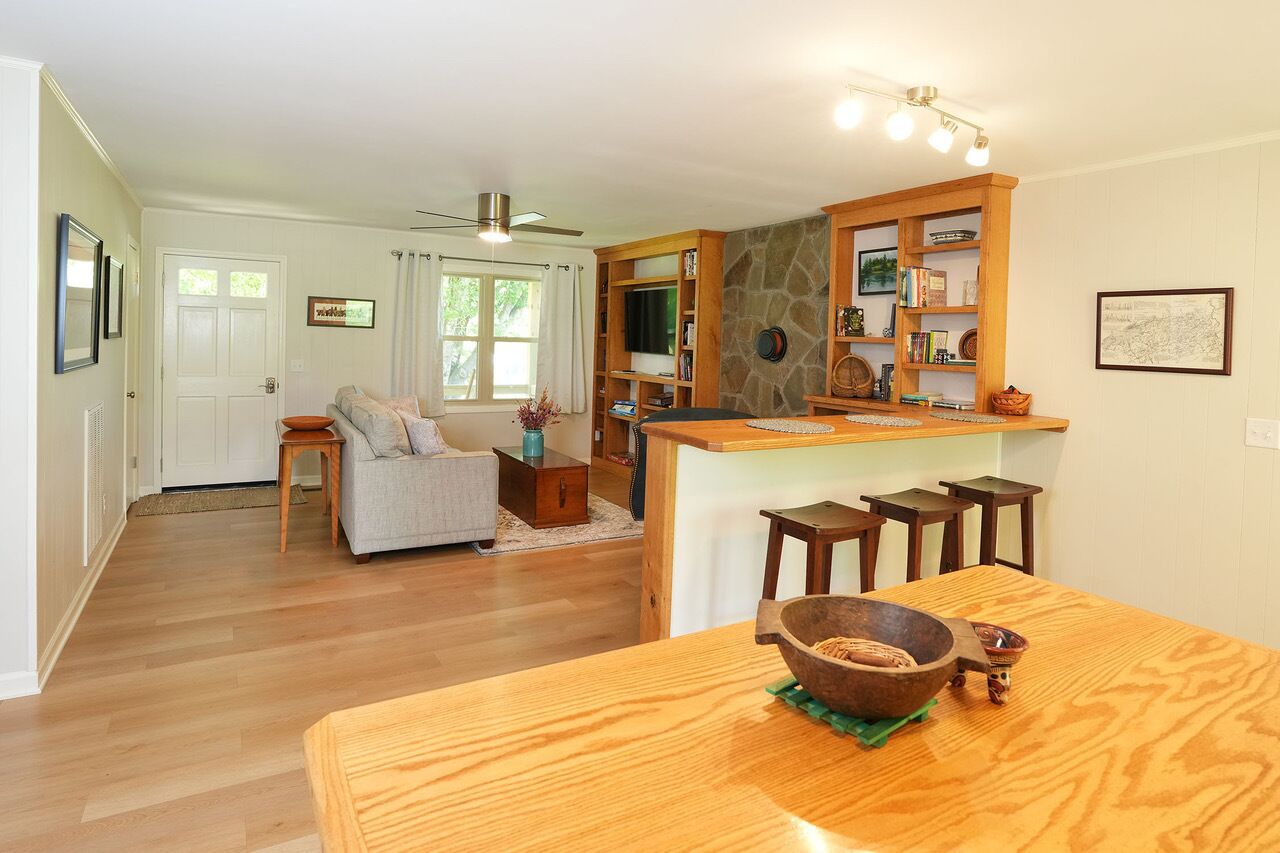 TV connectée, cheminée, livres