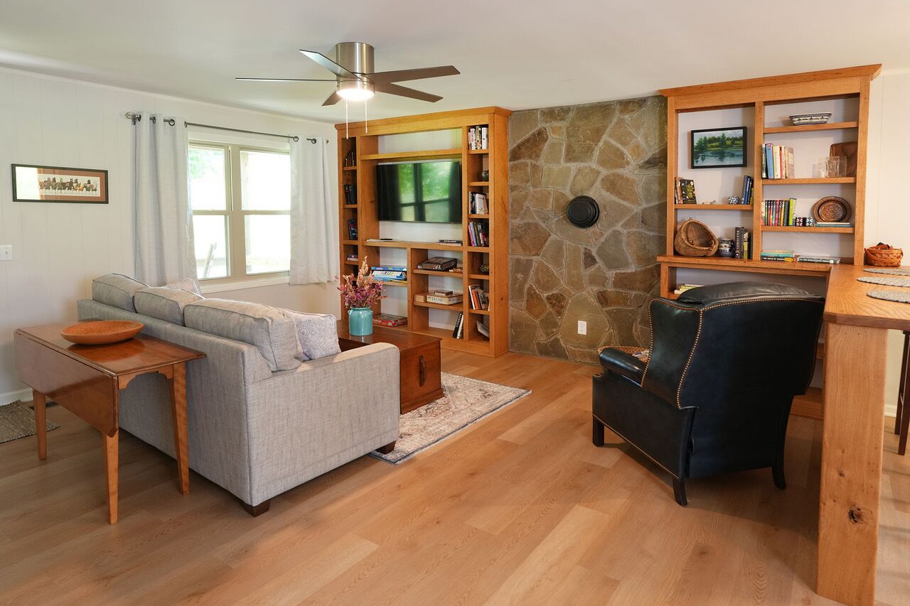 Smart TV, chimenea y libros 