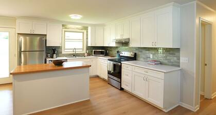 The Sheepfold: Remodeled cottage and 6 stall horse barn on working farm!