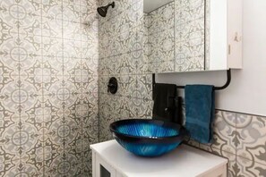 Secadora de cabello, toallas, jabón, papel de baño 