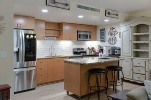 Dining tables - Condo on Lake Oswego, a rare find. Pet friendly! (Lake Oswego)