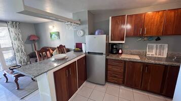 雪櫃、微波爐、焗爐、爐具