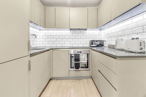 Fridge, microwave, oven, stovetop - ContractorGem,2bed, bathroom plus ensuite (Bedford)