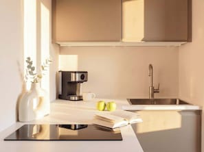 Cafetière-théière, réfrigérateur, four à micro-ondes, surface de cuisson
