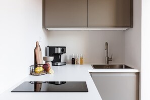 Fridge, microwave, stovetop, coffee/tea maker - TurnKey | Republic Sq. Duplex II – with Terrace (Praha 1)