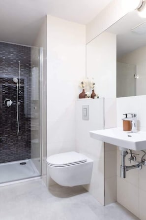 Shower, hair dryer, shampoo - TurnKey | Republic Sq. Duplex II – with Terrace (Praha 1)