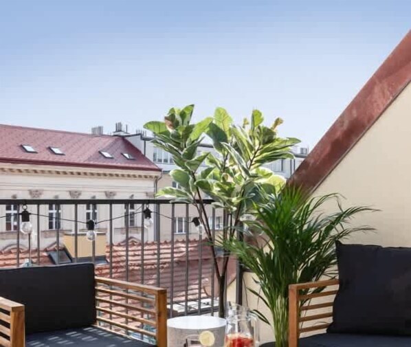 Outdoor dining - TurnKey | Republic Sq. Duplex II – with Terrace (Praha 1)