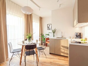 Dining - TurnKey | Republic Sq. Duplex I – with Terrace (Praha 1)