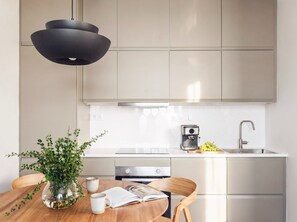 Coffee/tea maker, fridge, microwave, stovetop - TurnKey | Republic Square Apartment III (Praha 1)