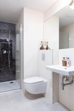 Dusche, Haartrockner, Shampoo