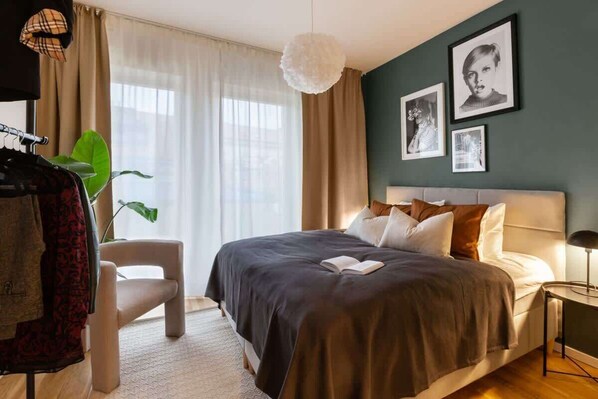 2 habitaciones, tabla de planchar con plancha, cuna de viaje y wifi 