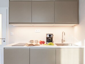 Cafeteira/chaleira, geladeira, cooktop, chaleira elétrica