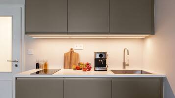 Geladeira, cooktop, cafeteira/chaleira