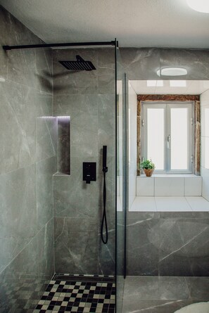Douche, sèche-cheveux, serviettes fournies, savon