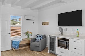 Quarto superior, 1 cama King, geladeira e micro-ondas | 1 quarto, Wi-Fi de cortesia, roupa de cama