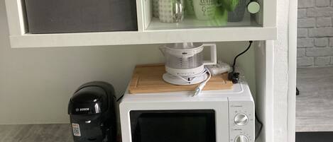 Køleskab, mikrobølgeovn, kogeplade, kaffe-/temaskine