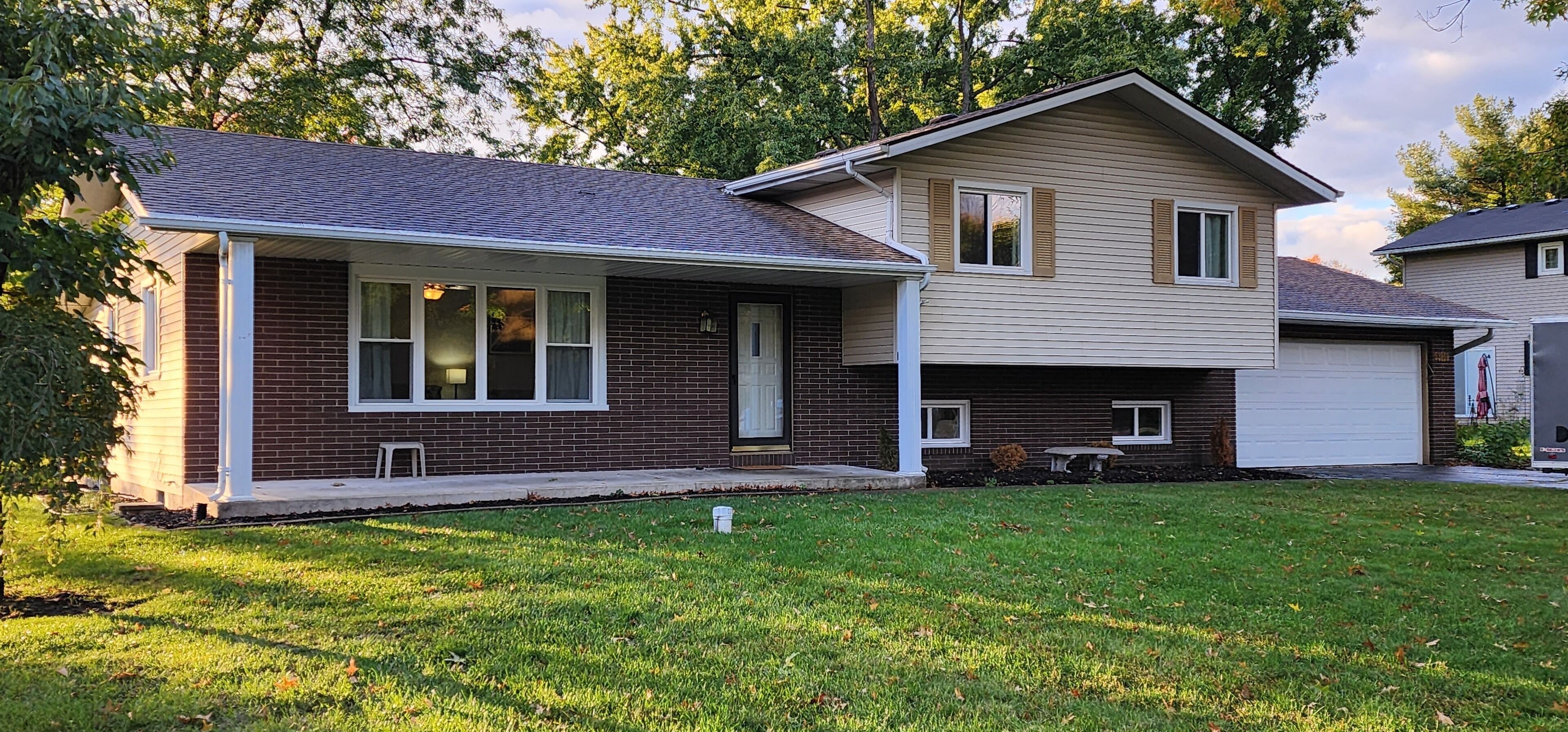Spacious home in quiet neighborhood 7 minutes from Notre Dame!  Sleeps 10. 