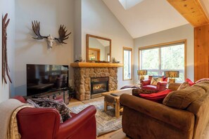 Smart TV y chimenea 