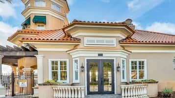 تفاصيل الفندق من الخارج