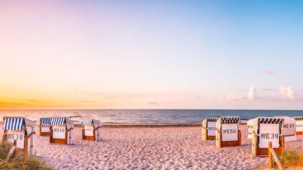 Strandliegen am Strand mit den Schildern WE 39, WE 50, WE 51, WE 60, WE 61 und WE 63.