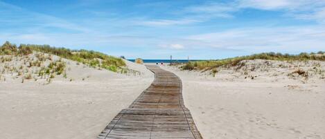 En la playa, sillas reclinables de playa