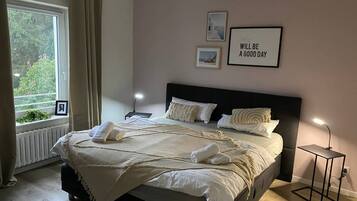 3 Schlafzimmer, Schreibtisch, Bügeleisen/Bügelbrett, Reisekinderbett