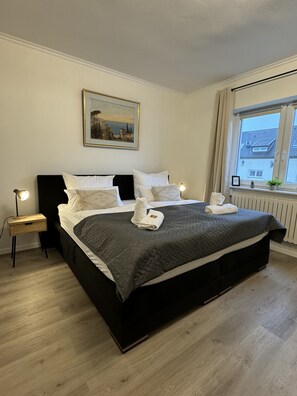 3 bedrooms, desk, iron/ironing board, travel crib