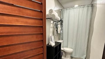 Towels, soap, shampoo, toilet paper