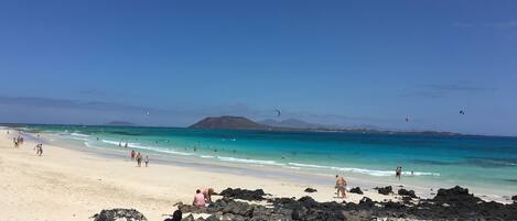 Chaises longues, serviettes de plage