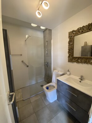 Shower, hair dryer, towels, soap - Casa con Piscina Climatizada y de Agua Salada ¡para Cualquier Época del Año! (CN)