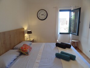 2 Schlafzimmer, Schreibtisch, Bügeleisen/Bügelbrett, Reisekinderbett