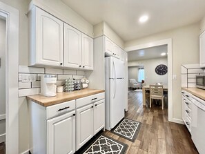Cookware/dishes/utensils