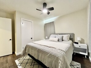 2 chambres, fer et planche à repasser, Wi-Fi, draps fournis