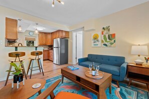 Een open haard en een kantoor