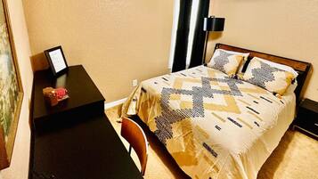 3 makuuhuonetta, työpöytä, silitysrauta/-lauta, vauvan matkasänky