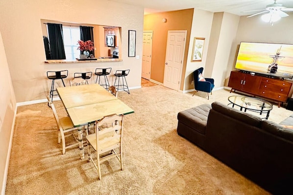 Smart TV, offices - Vintage Boho Condo In Prattville (Prattville)